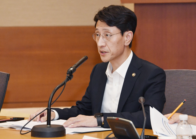 제6차 재정사업평가위원회 주재하는 김윤상 기획재정부 2차관. <기획재정부 제공>